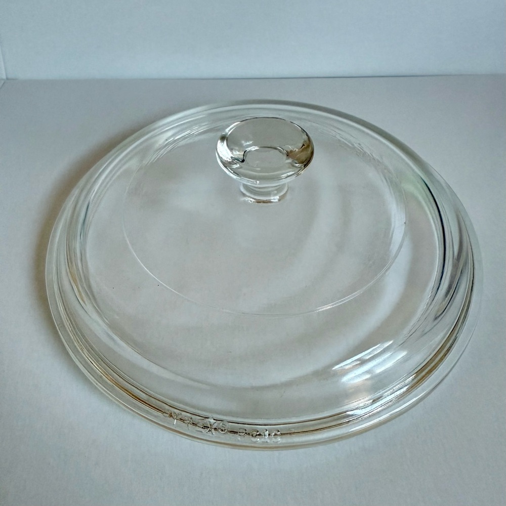 PYREX cLear round Lid,  small knob, P81C - Like new!